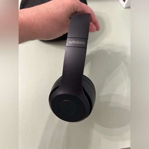 Beats Solo3 Wireless On-Ear Headphones - Picture 4 of 10